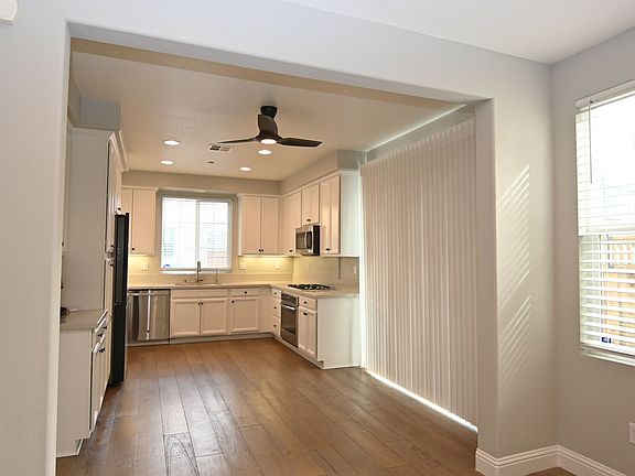 3rd image of 129 English Rose Cir