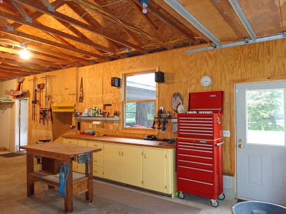 Closer view of the work bench,