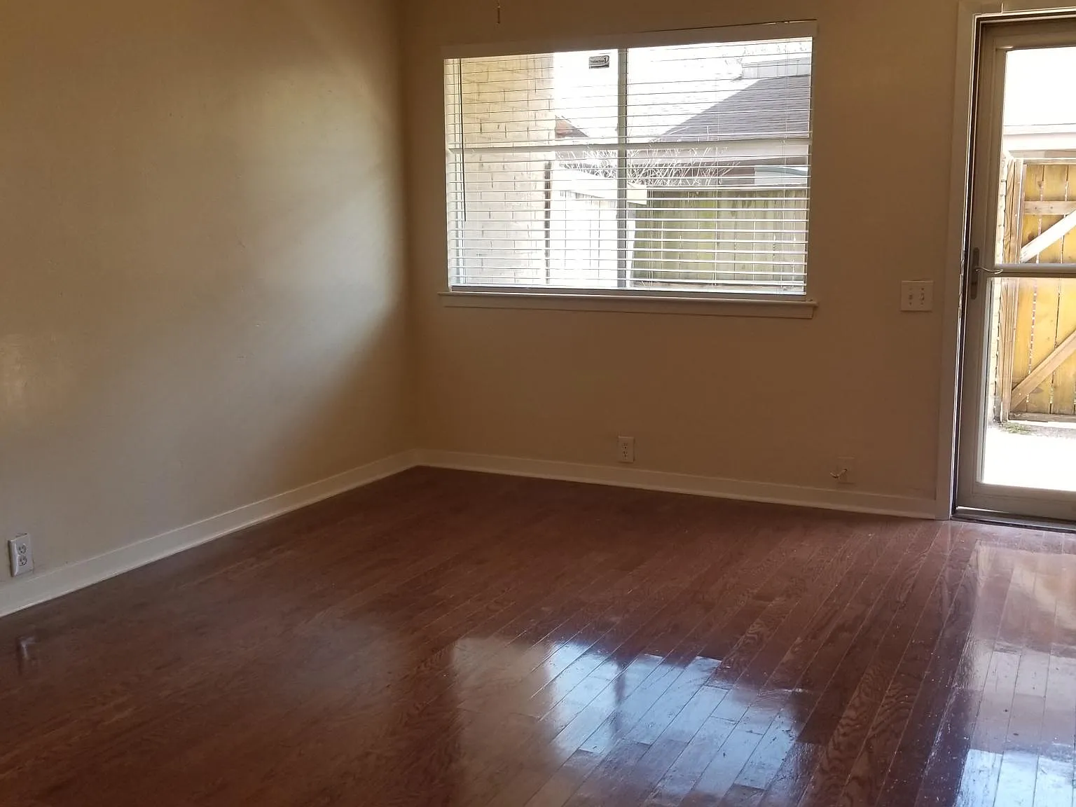 3 bed, 2.5 bath, 1200 sqft, $1,899 — Photo 2