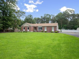 20 Pleasant Pl, Farmingville, NY 11738