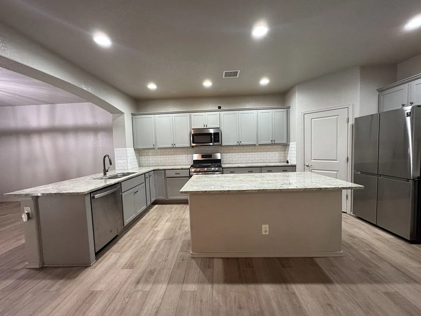 Beautiful 4 Bedroom 3 Bathroom House For Rent — Photo 4