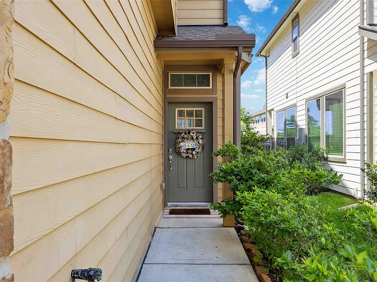 323 Biltmore Loop — Photo 3