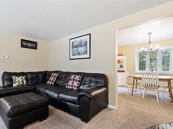 4th image of 25 Black Oak Dr