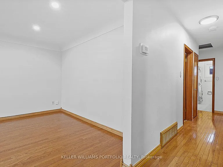 68 Athabasca St — Photo 2