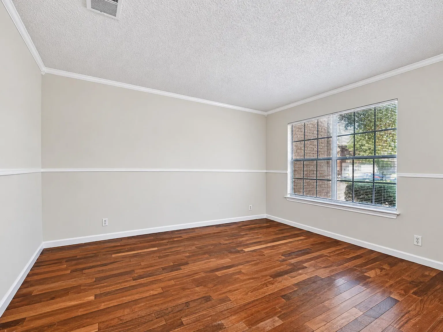 5 bed, 3.0 bath, 3250 sqft, $3,000 — Photo 3