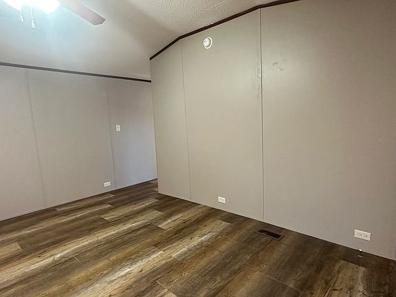 4th image of 20 Riviera Courts Dr