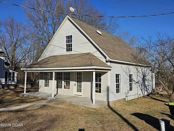 4th image of 604 N Center St