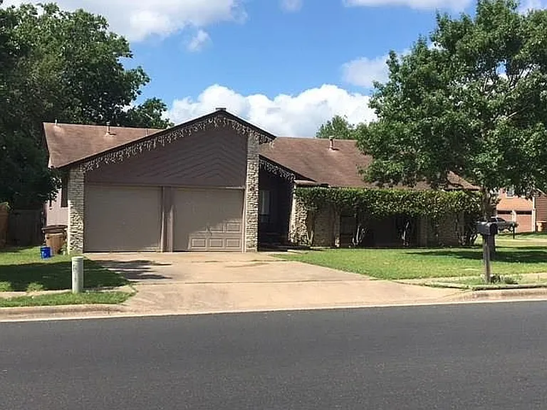 7728 Manassas Dr — Photo 1