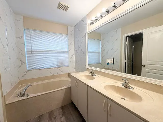 5487 Queenship Ct — Photo 8