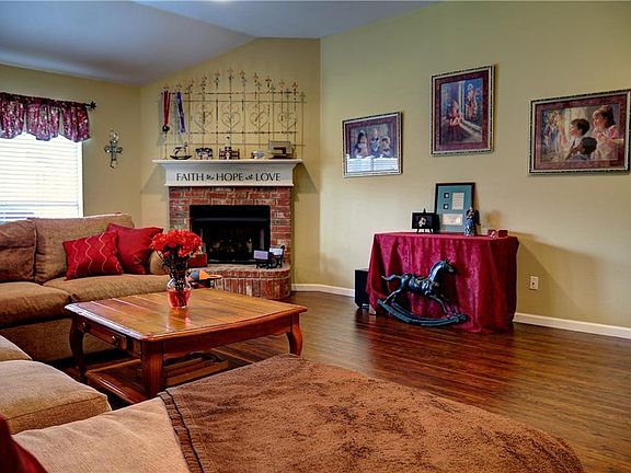4th image of 809 Willow Ct