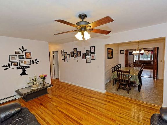 5th image of 27 Scotchpine Dr