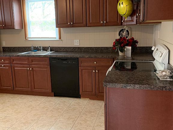 Eat-in kitchen w/ newer cabinets and ceiling fan