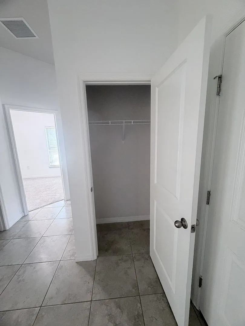 Fenced yard, 3/2 Single Family Home. Rent Ready. — Photo 4