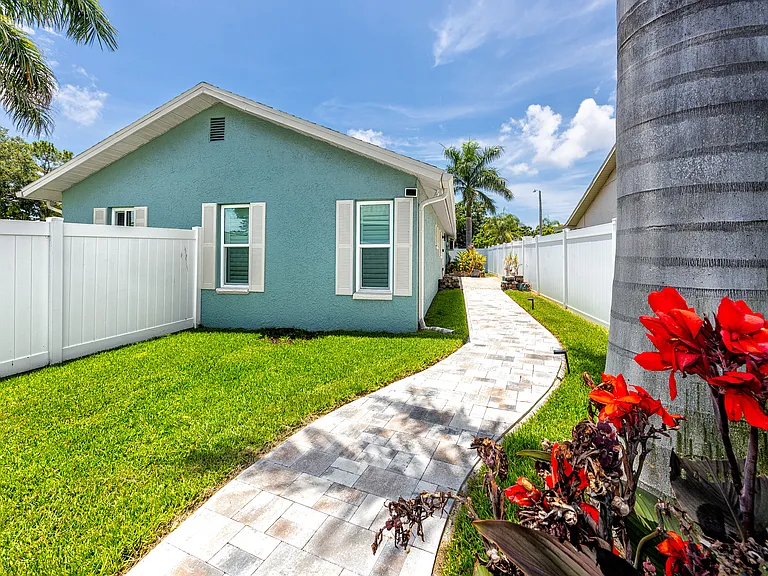 12103 71st Way - side yard