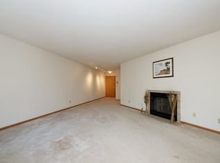 1600 W Green Tree Rd APT 313, Glendale, WI 53209