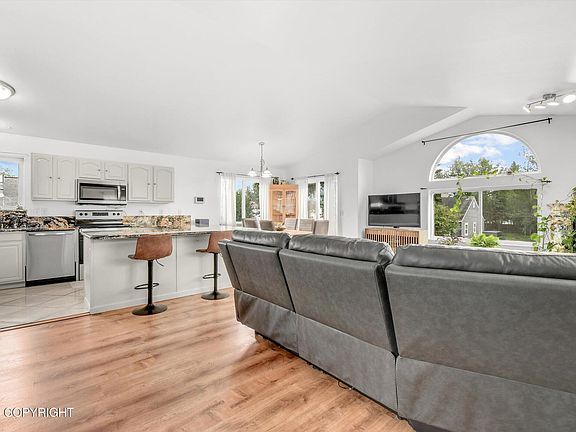 5th image of 837 E 12th Ave