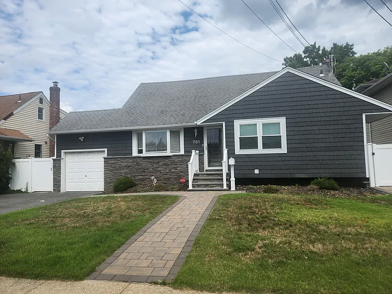 701 Hilda St — Photo 2