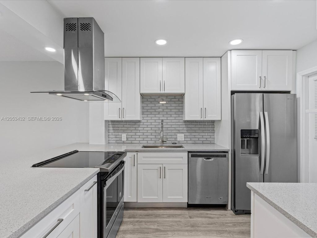 3150 N Palm Aire Dr APT 406, photo 3