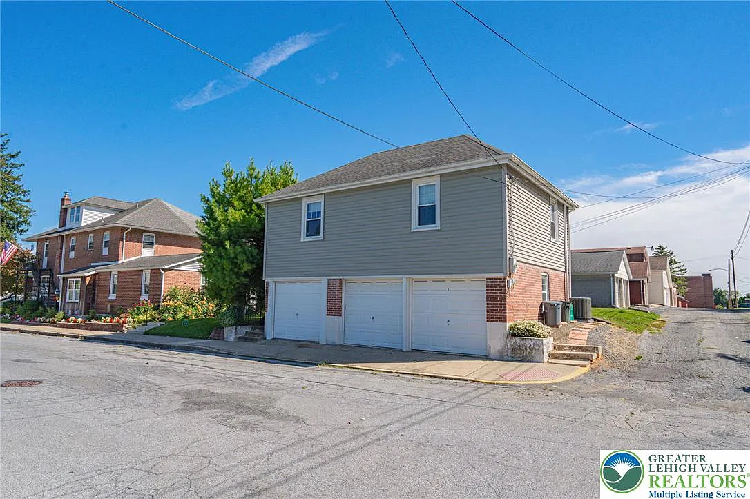 2 bed, 704 sqft, $1,800 — Photo 3