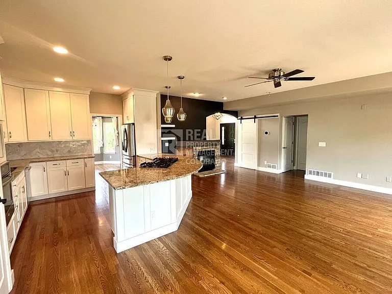 5016 Briscoglen Dr — Photo 8
