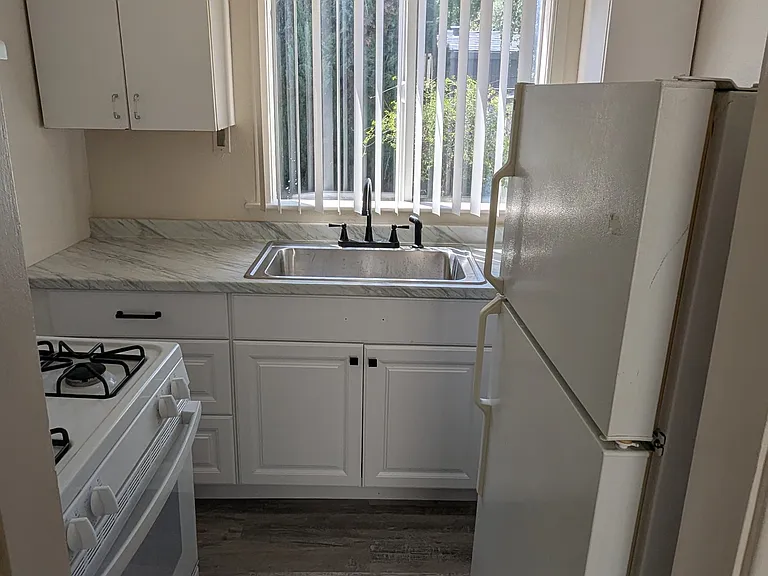 2580 San Carlos Ave — Photo 3