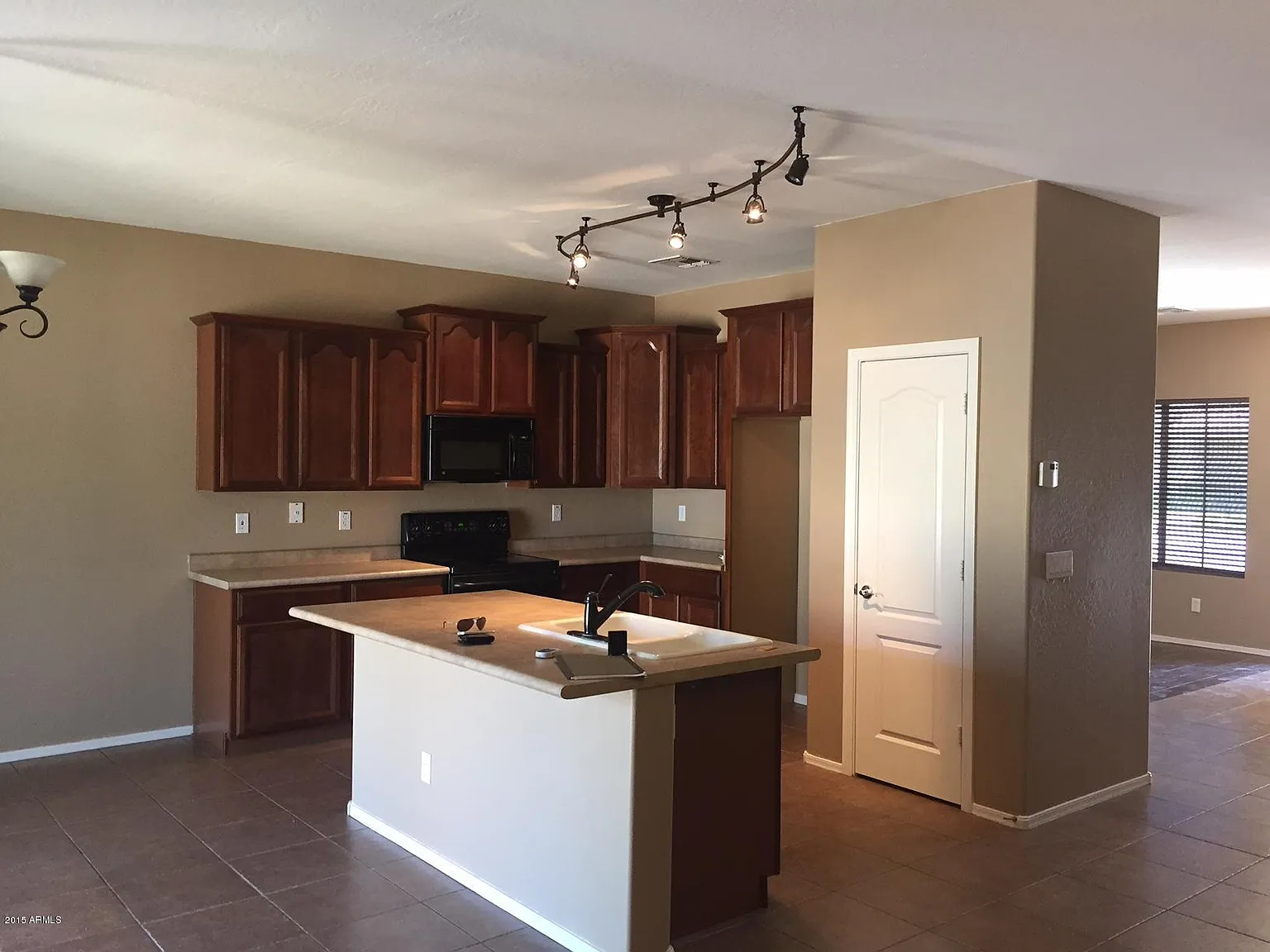 4 bed, 2.5 bath, 2495 sqft, $2,495 — Photo 2