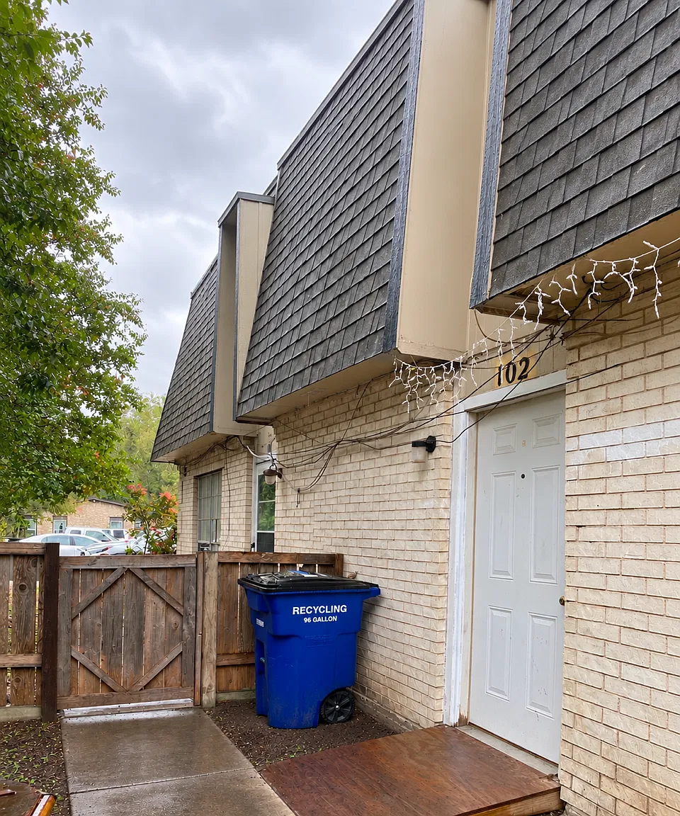 2 bed, 1.5 bath, 970 sqft, $1,200 — Photo 1