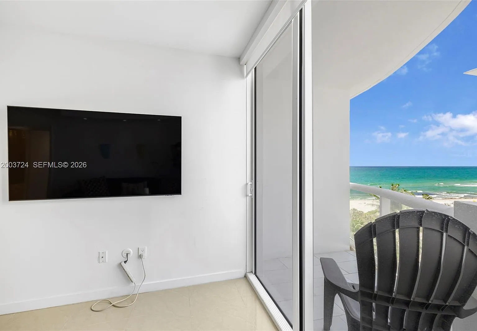 Akoya Condo — Photo 1