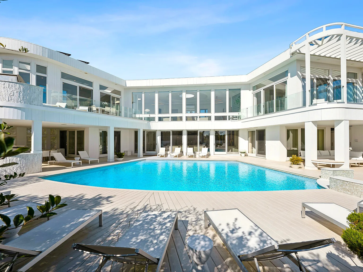 Oceanfront Mansion Masterpiece — Photo 2