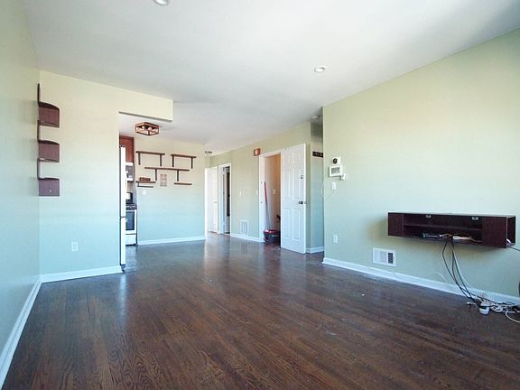 4th image of 258 Robinson Ave #3