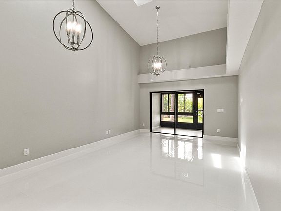 4th image of 8044 Sandpoint Blvd