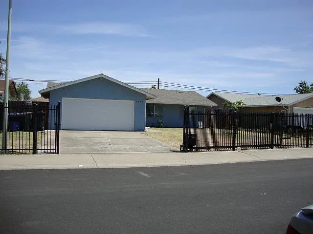 7709 Lytle St photo 1