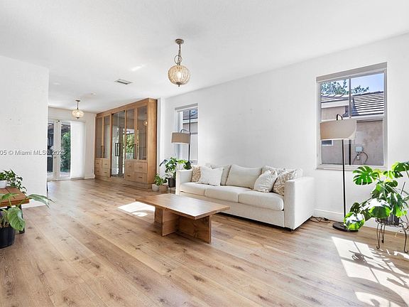 5th image of 932 Nandina Dr #932