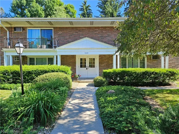5009 Nob Hill Dr APT 8B, Chagrin Falls, OH 44022
