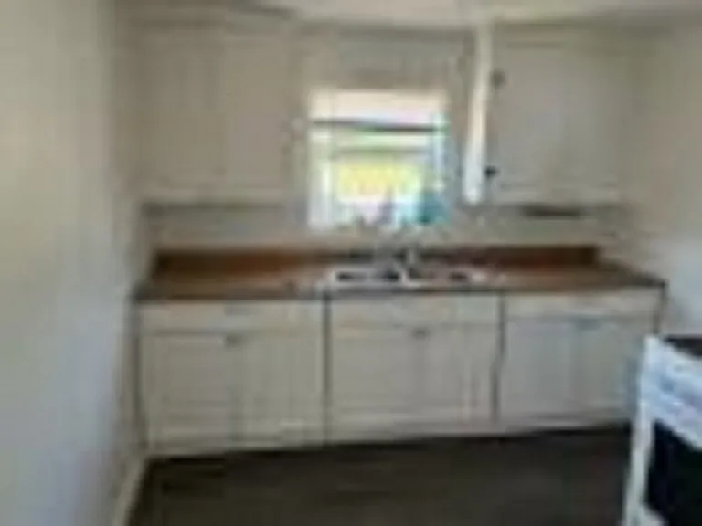 819 SW Kingwood Ave — Photo 2