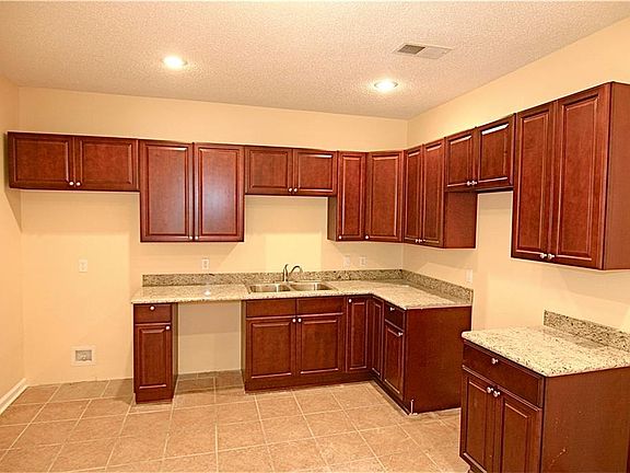 4th image of 2044-46 Louisa St