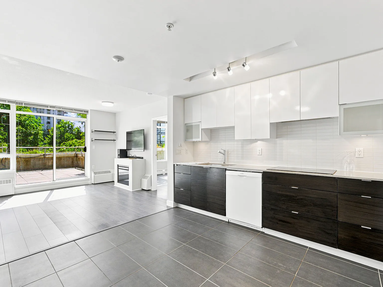 2 bed, 827 sqft, $3,400 — Photo 2