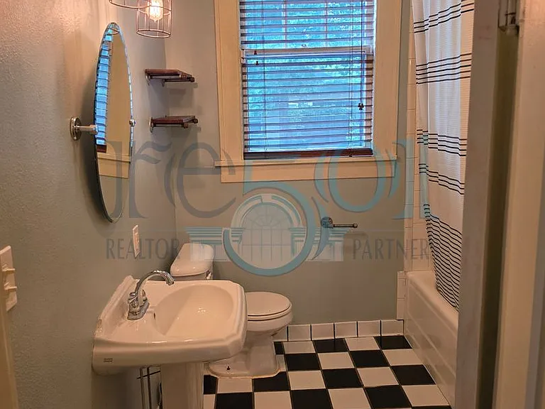 301 W 5th St — Photo 36