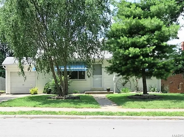 532 S 13th St, Wood River, IL 62095