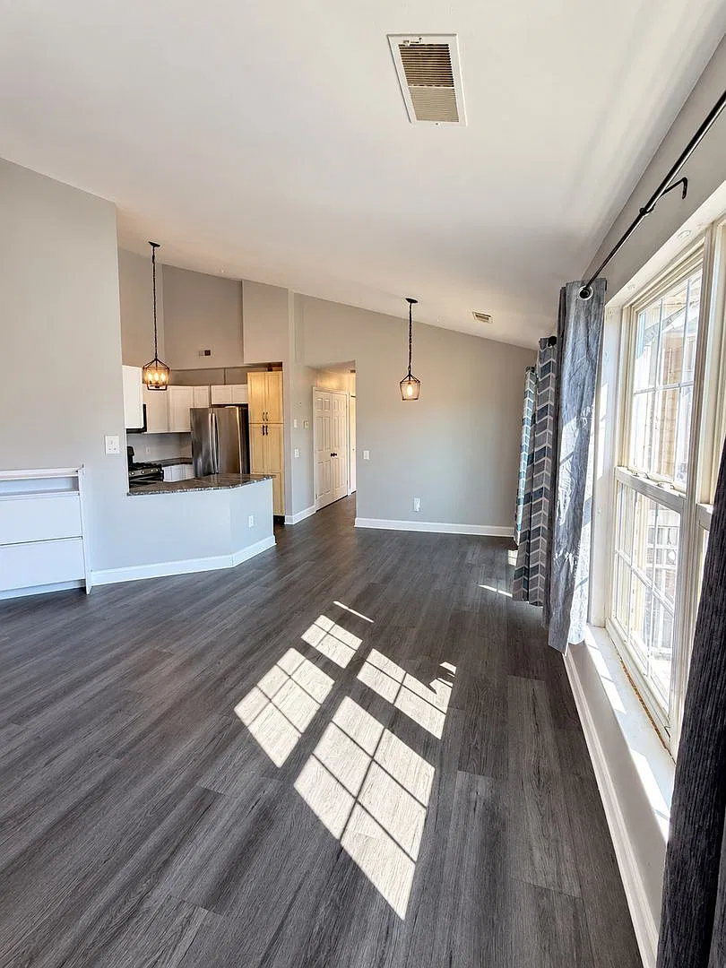 Bright Top-Floor Condo with Vaulted Ceilings and a Covered Balcony — Photo 4