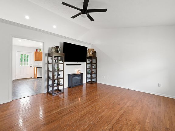 3rd image of 527 Hidden Hills Way