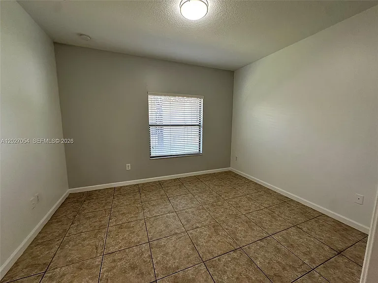 1035 NE 10th Ave #1 — Photo 15