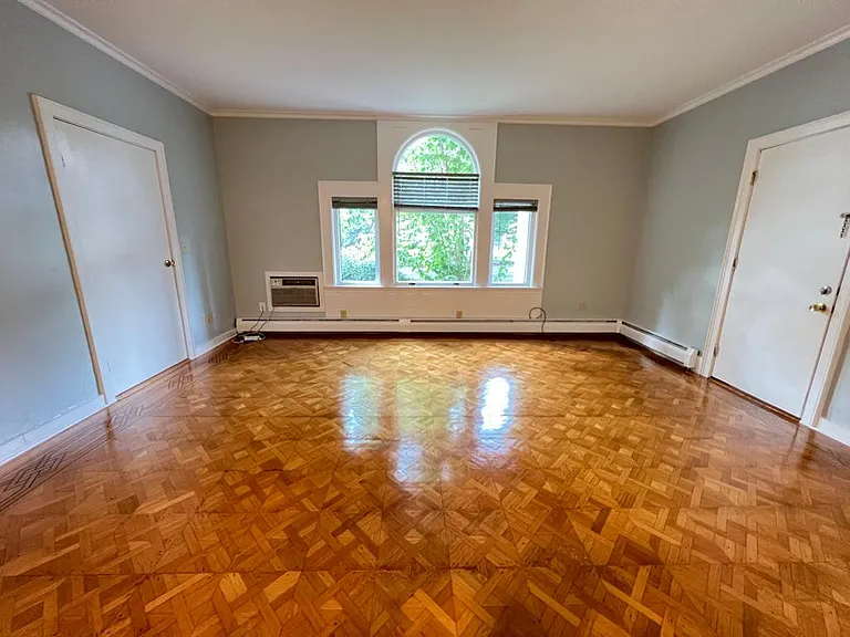 569 Whitney Ave #1R — Photo 6