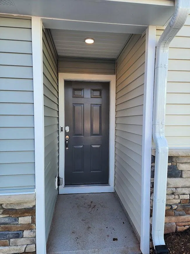 4 bed, 3.5 bath, 2410 sqft, $2,195 — Photo 2