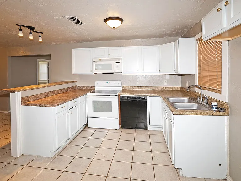 3905 S Tyler St — Photo 5