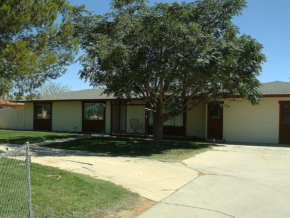 Great front yard with nice shade trees.
