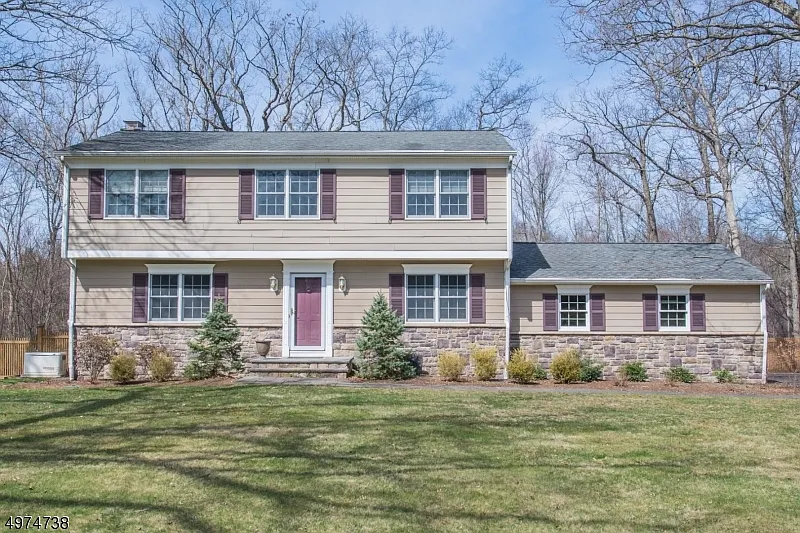 73 Queen Anne Dr photo 1