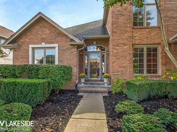 3rd image of 46612 Glen Pointe Dr