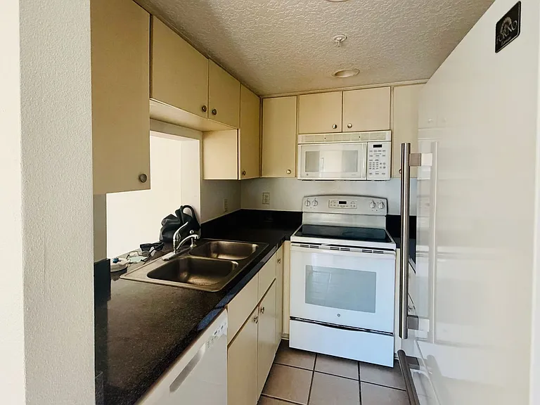 1114 S Pine Ridge Cir #D1 — Photo 3