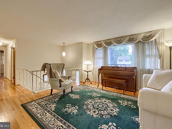 5th image of 18 Meadow View Dr